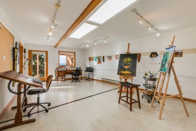 Spacious studio for artist or hobbyist