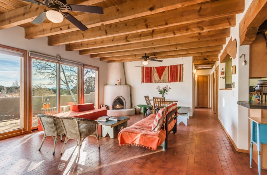 Do Price Reductions Help Homes Sell Faster in Santa Fe?