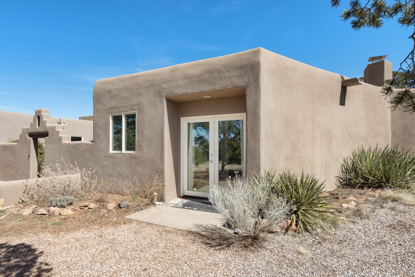 Luxury Homes with Casitas: Why They’re in High Demand in Santa Fe